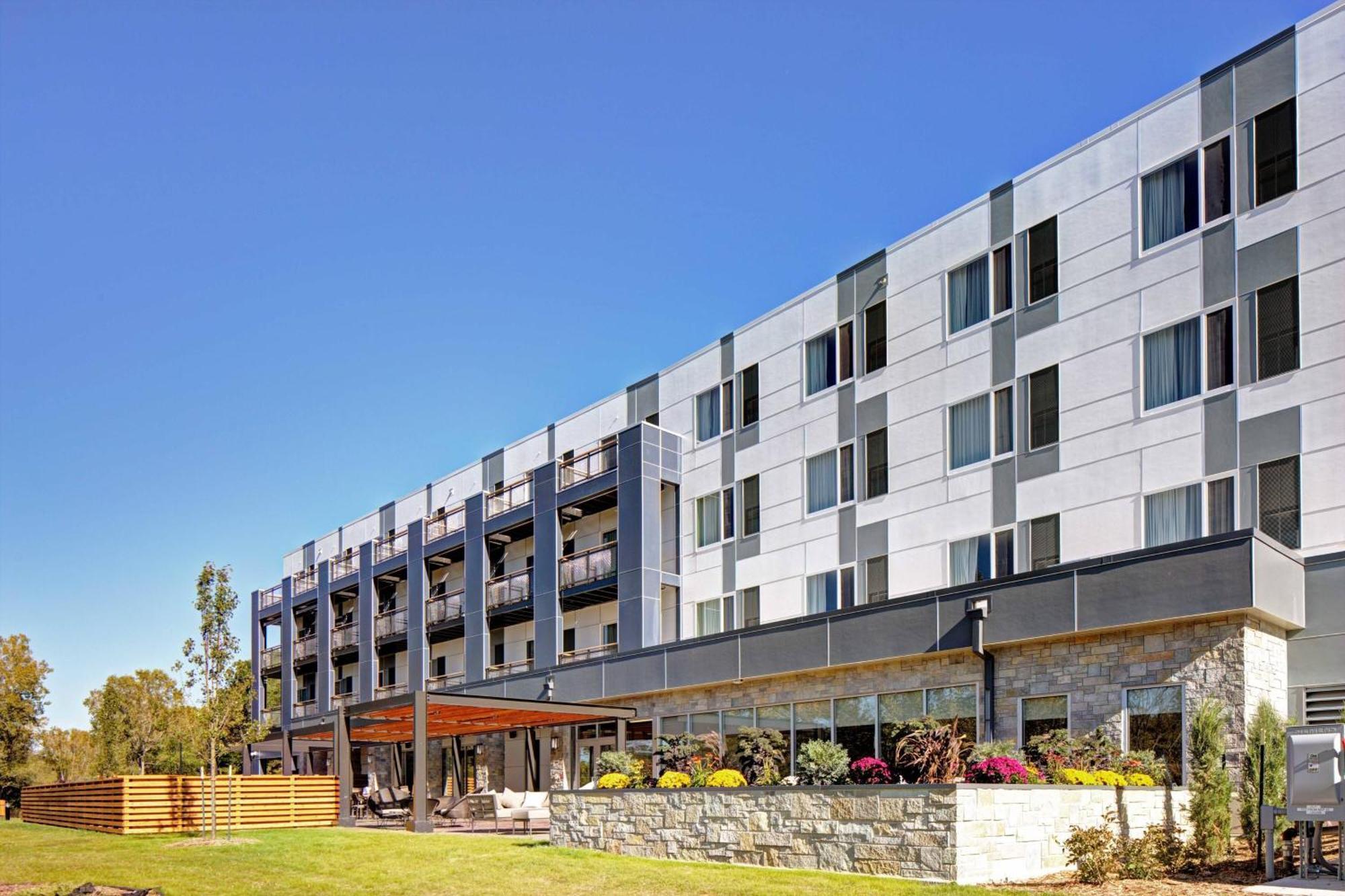 Courtyard By Marriott Appleton Riverfront Exterior foto